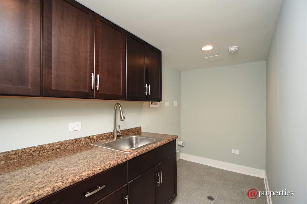 1041 Old Colony Road Lake Forest, Illinois 60045 - Laundry Room