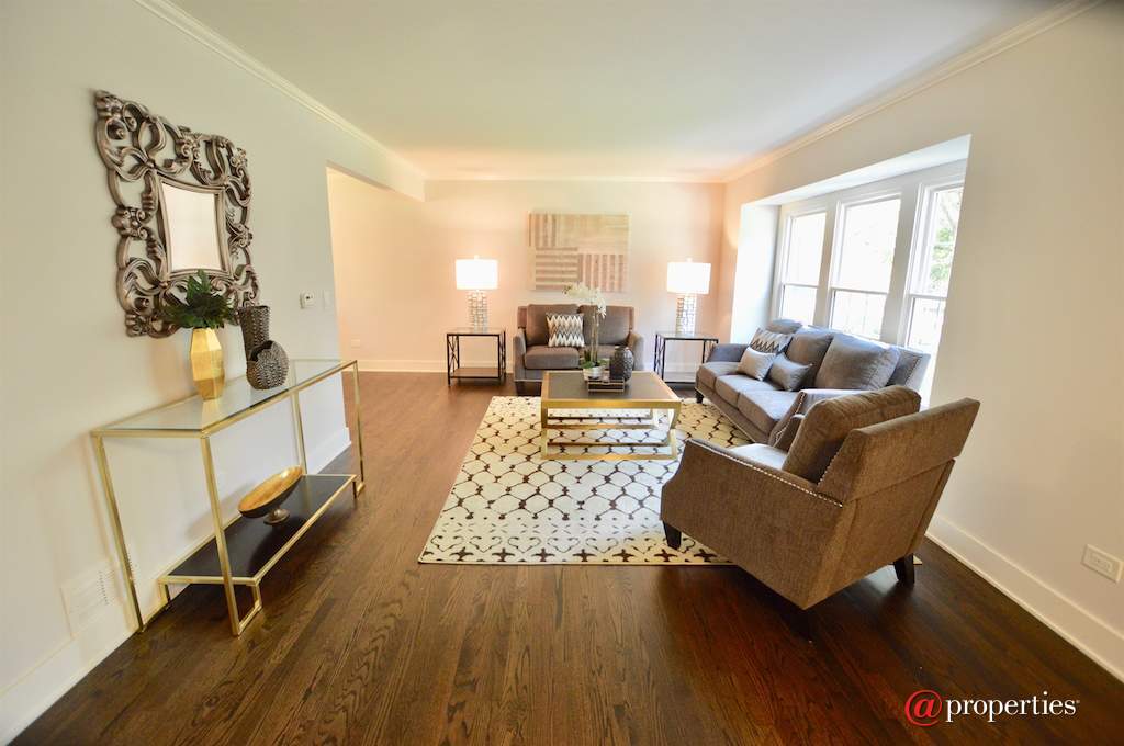 1041 Old Colony Road Lake Forest, Illinois 60045 - Living Room