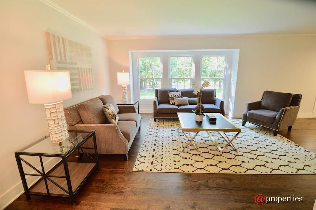 1041 Old Colony Road Lake Forest, Illinois 60045 - Living Room