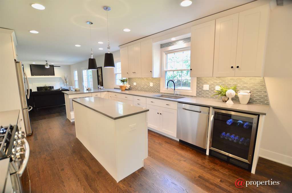 1041 Old Colony Road Lake Forest, Illinois 60045 - Kitchen