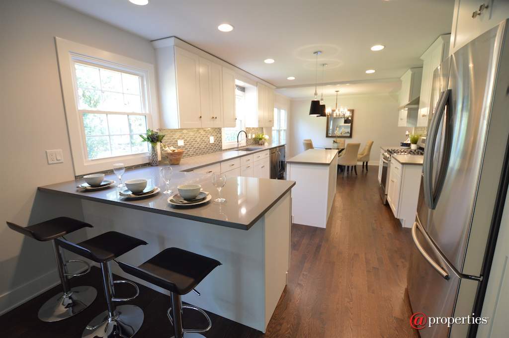 1041 Old Colony Road Lake Forest, Illinois 60045 - Kitchen