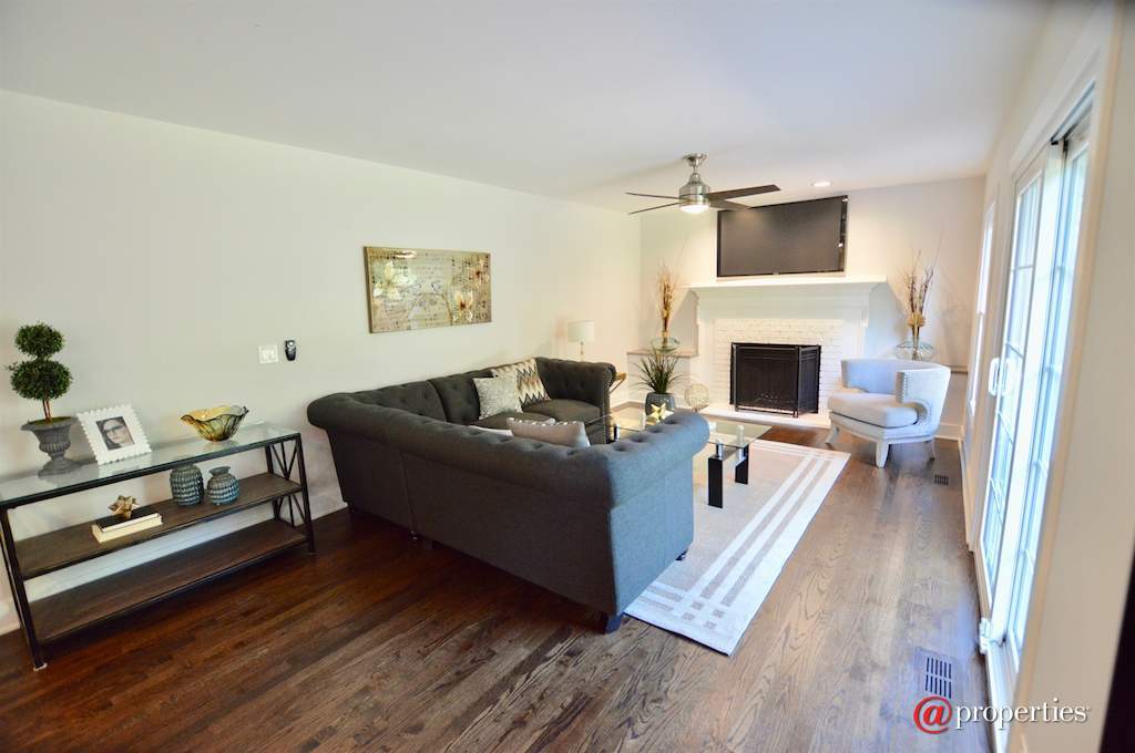 1041 Old Colony Road Lake Forest, Illinois 60045 - Family Room