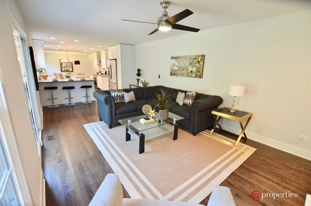 1041 Old Colony Road Lake Forest, Illinois 60045 - Family Room