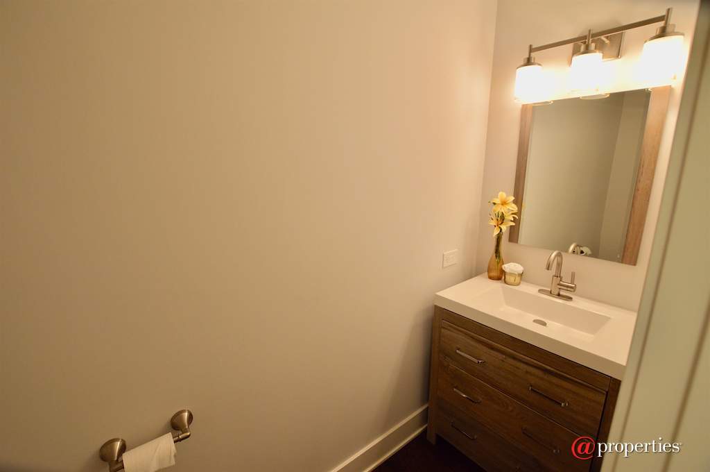 1041 Old Colony Road Lake Forest, Illinois 60045 - Powder Room