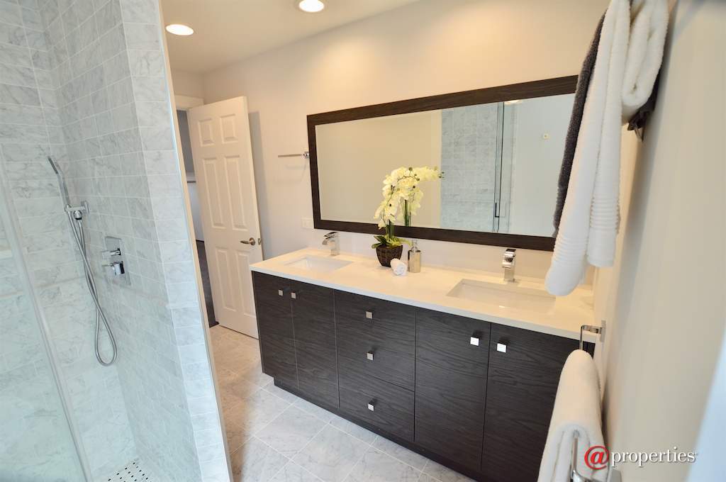 1041 Old Colony Road Lake Forest, Illinois 60045 - Master bathroom