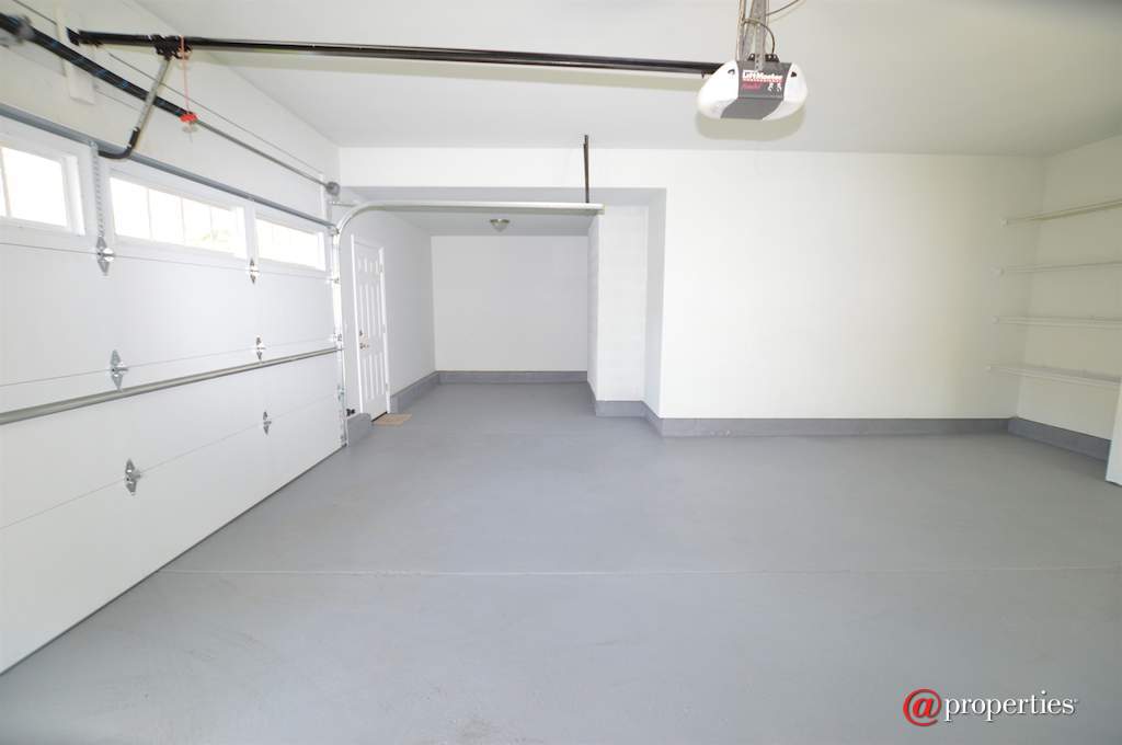 1041 Old Colony Road Lake Forest, Illinois 60045 - Garage