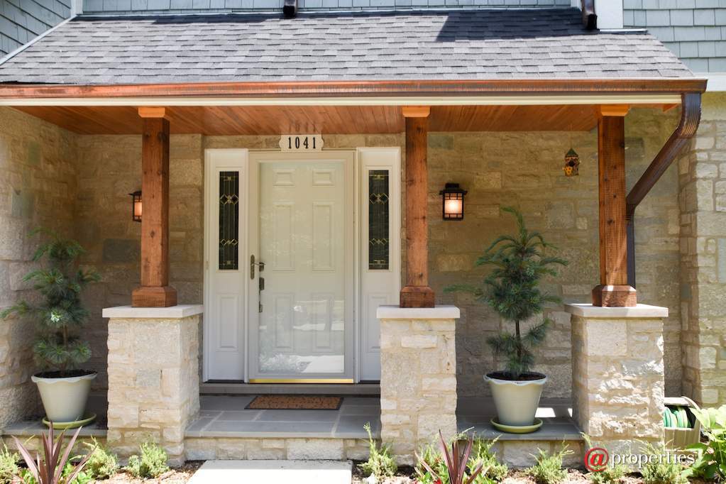 1041 Old Colony Road Lake Forest, Illinois 60045 - Front entrance