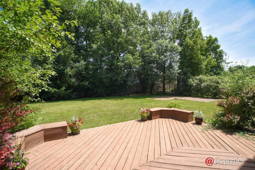 1041 Old Colony Road Lake Forest, Illinois 60045 - Deck / Back yard