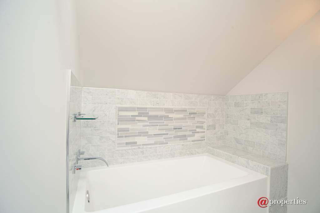 1041 Old Colony Road Lake Forest, Illinois 60045 - Master bathroom tub