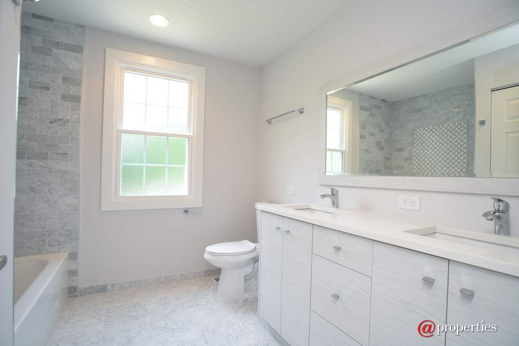 1041 Old Colony Road Lake Forest, Illinois 60045 - Bathroom