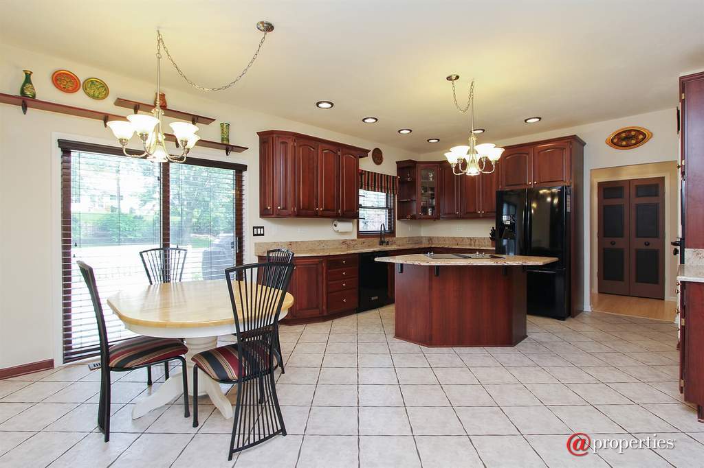 22056 N Old Farm Road Deer Park, Illinois 60010 - Kitchen