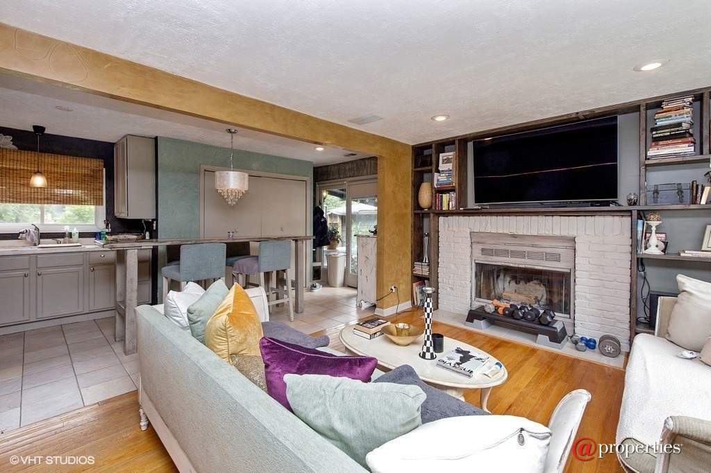 17W330 White Pine Road Bensenville, Illinois 60106 - Living Room