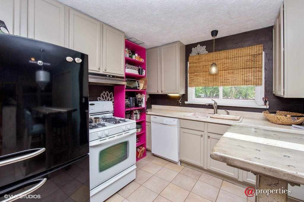 17W330 White Pine Road Bensenville, Illinois 60106 - Kitchen