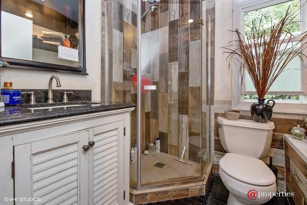 17W330 White Pine Road Bensenville, Illinois 60106 - Bathroom