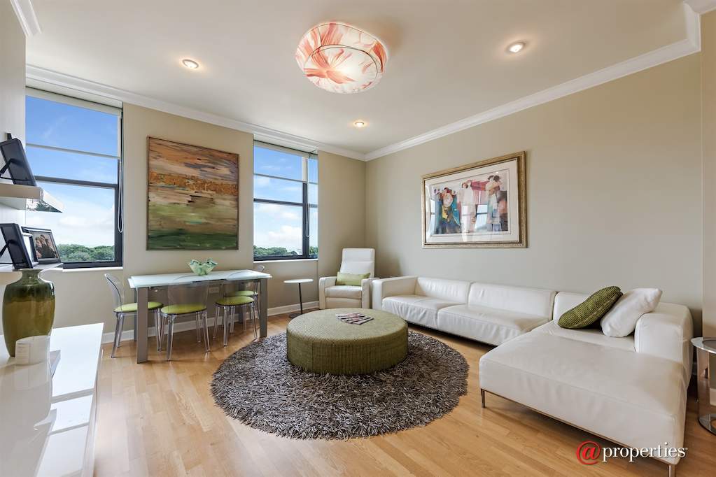 310 S Michigan Avenue #703 Chicago, Illinois 60604 - Living Room
