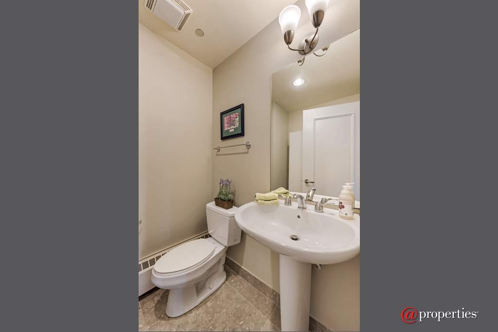 310 S Michigan Avenue #703 Chicago, Illinois 60604 - Powder Room