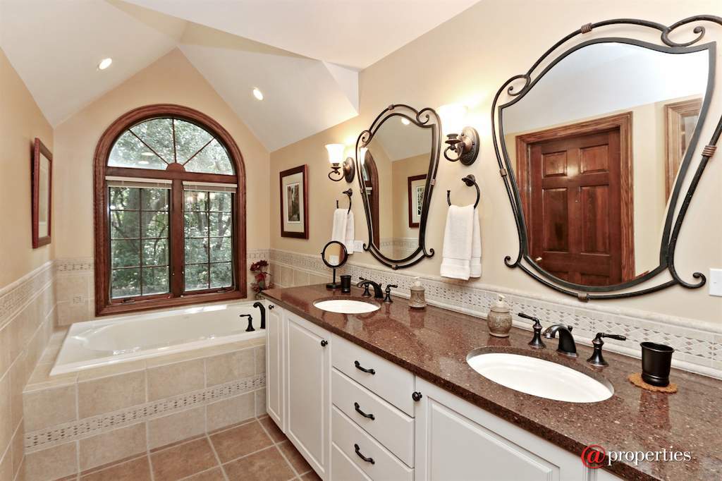4662 Celano Drive Libertyville, Illinois 60048 - Master Bathroom