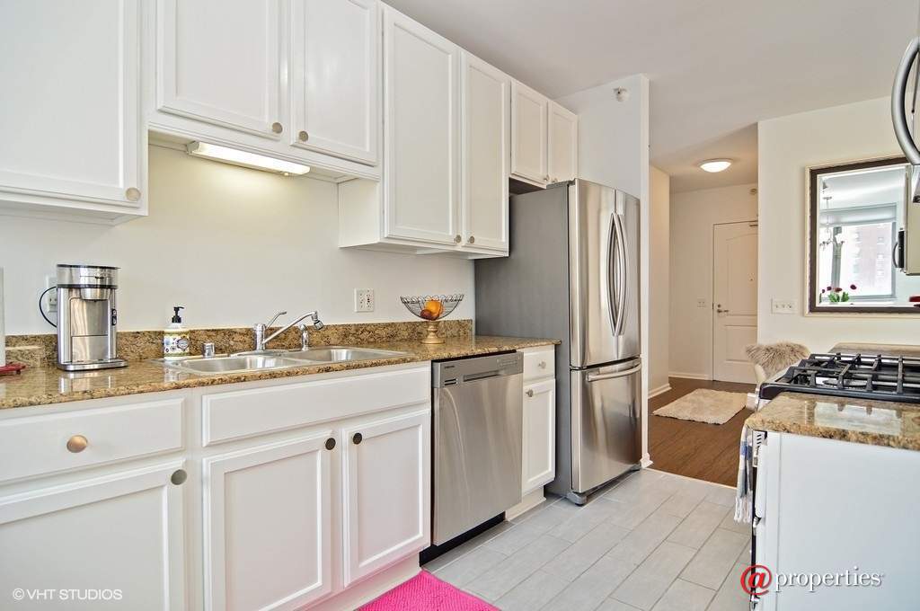 600 N Dearborn Street #912 Chicago, Illinois 60654 - Kitchen