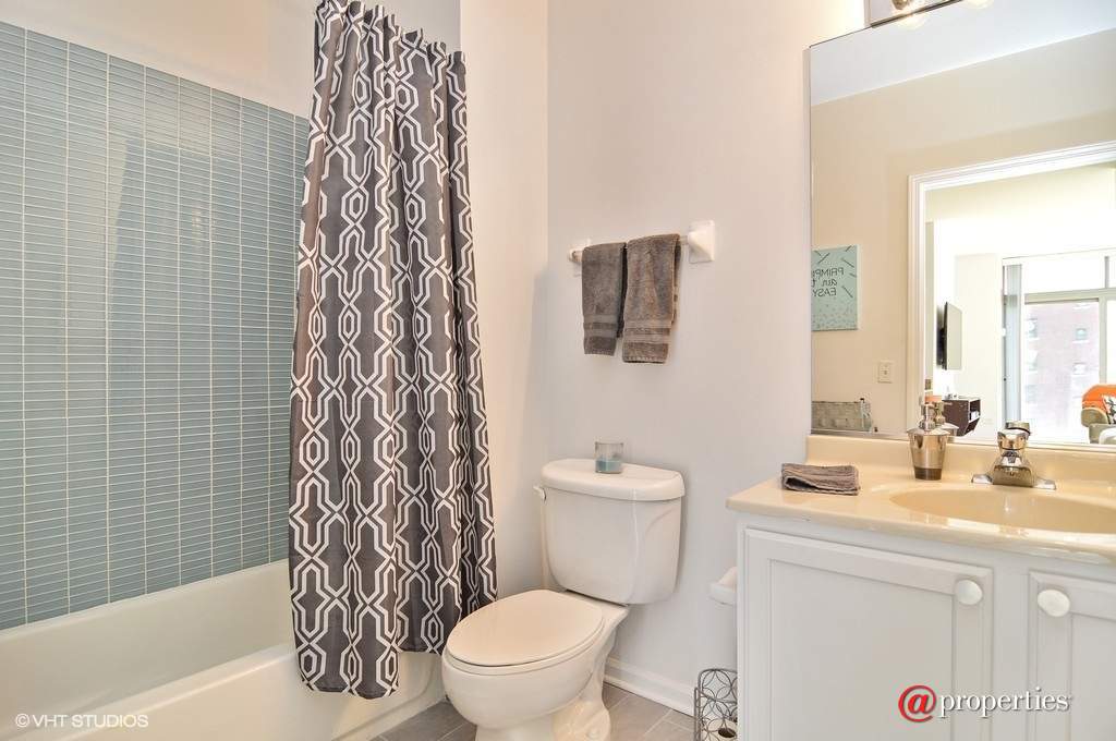 600 N Dearborn Street #912 Chicago, Illinois 60654 - Bathroom