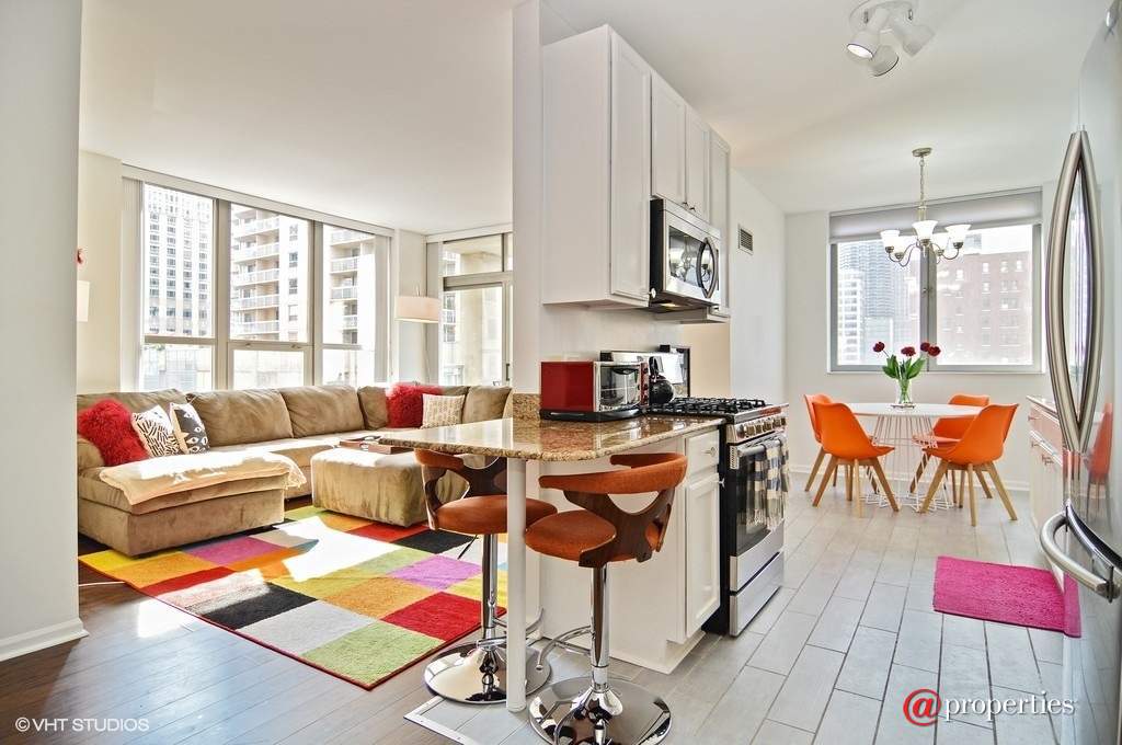 600 N Dearborn Street #912 Chicago, Illinois 60654 - Kitchen / Living Room