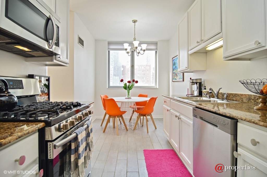 600 N Dearborn Street #912 Chicago, Illinois 60654 - Kitchen / Dining Room