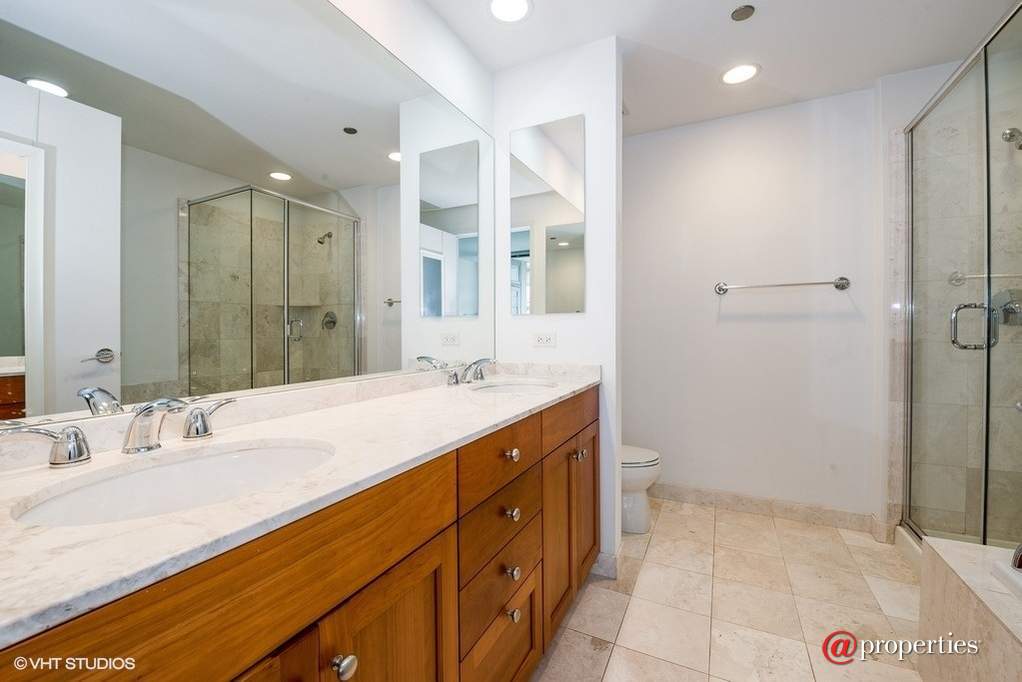 600 N Lake Shore Drive #3303 Chicago, Illinois 60611 - Master Bathroom