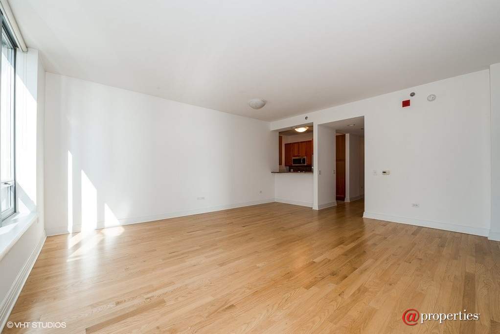600 N Lake Shore Drive #3303 Chicago, Illinois 60611 - Kitchen / Living Room