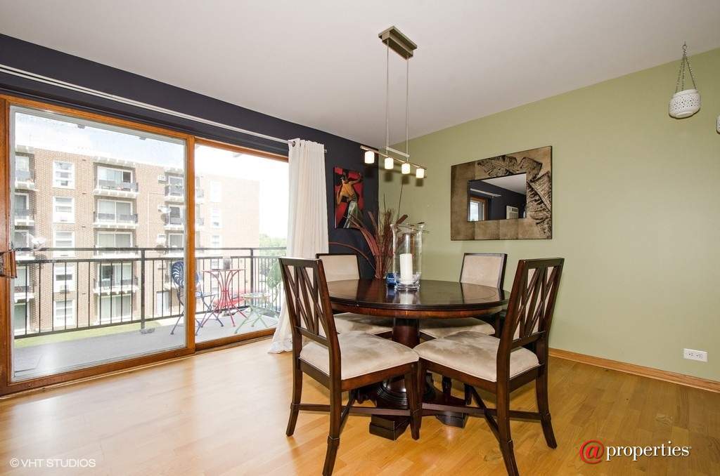 7229 W Higgins Avenue #302 Chicago, Illinois 60656 - Dining Room