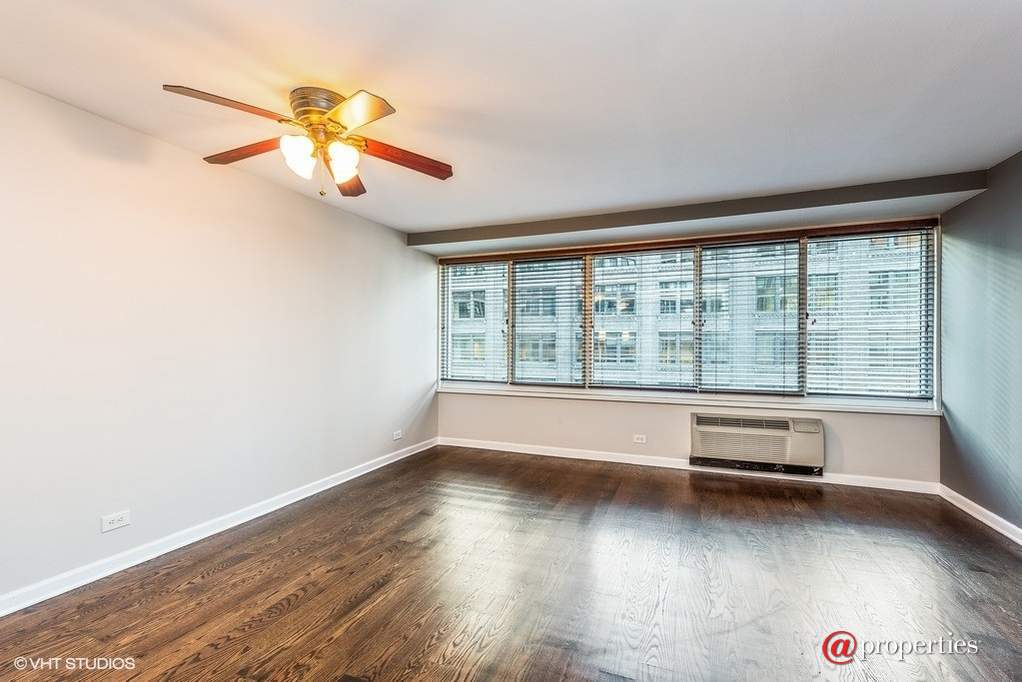 211 E Ohio Street #701 Chicago, Illinois 60611 - Living Room