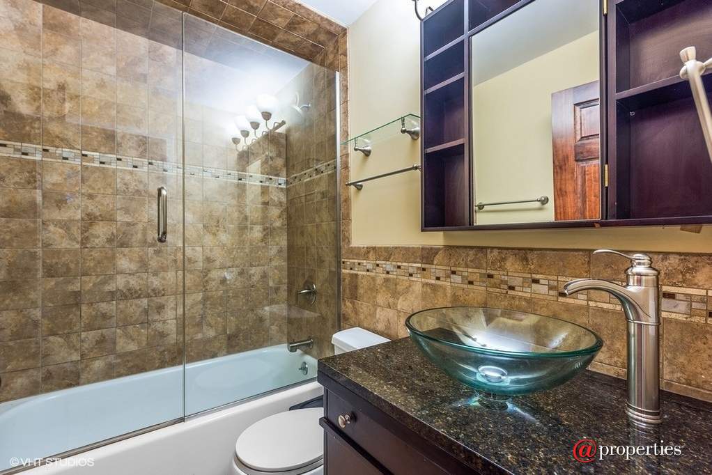 211 E Ohio Street #701 Chicago, Illinois 60611 - Bathroom