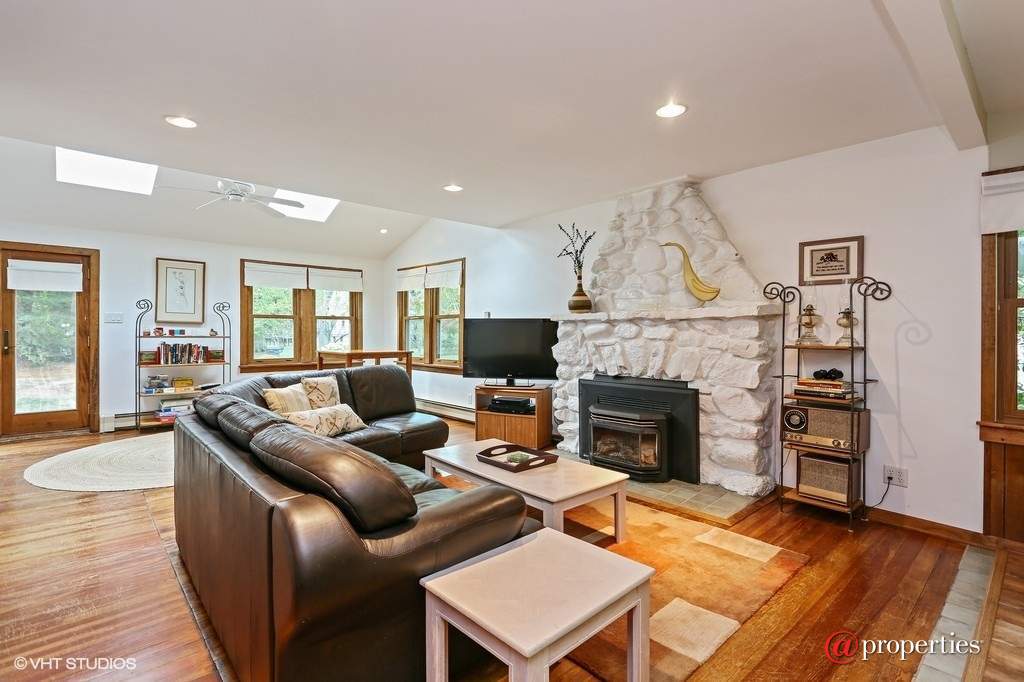 16350 Raz Road Union Pier, Mi 49129 - Living Room