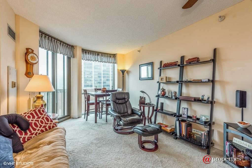 222 N Columbus Drive #3704 Chicago, Illinois 60601 - Living Room