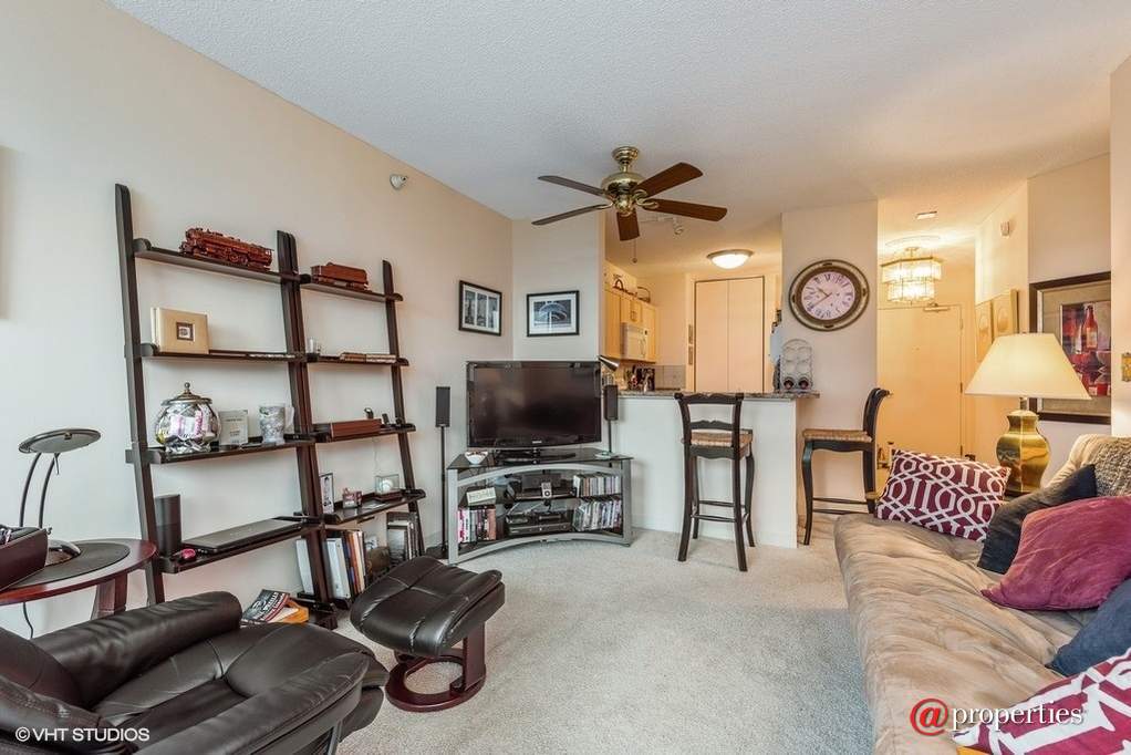 222 N Columbus Drive #3704 Chicago, Illinois 60601 - Living Room