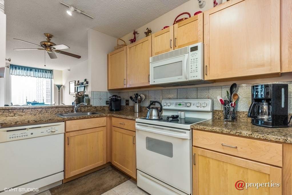 222 N Columbus Drive #3704 Chicago, Illinois 60601 - Kitchen