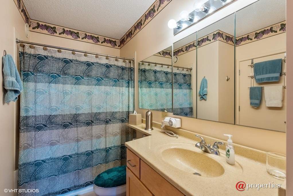 222 N Columbus Drive #3704 Chicago, Illinois 60601 - Bathroom