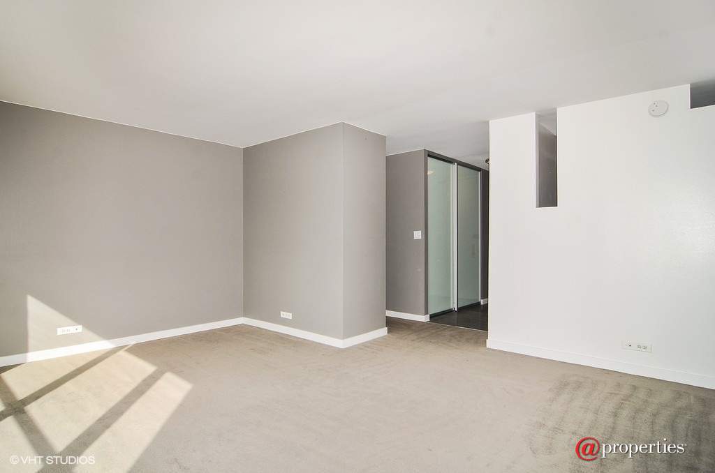 655 W Irving Park Road #2109 Chicago, Illinois 60613 - Living Room
