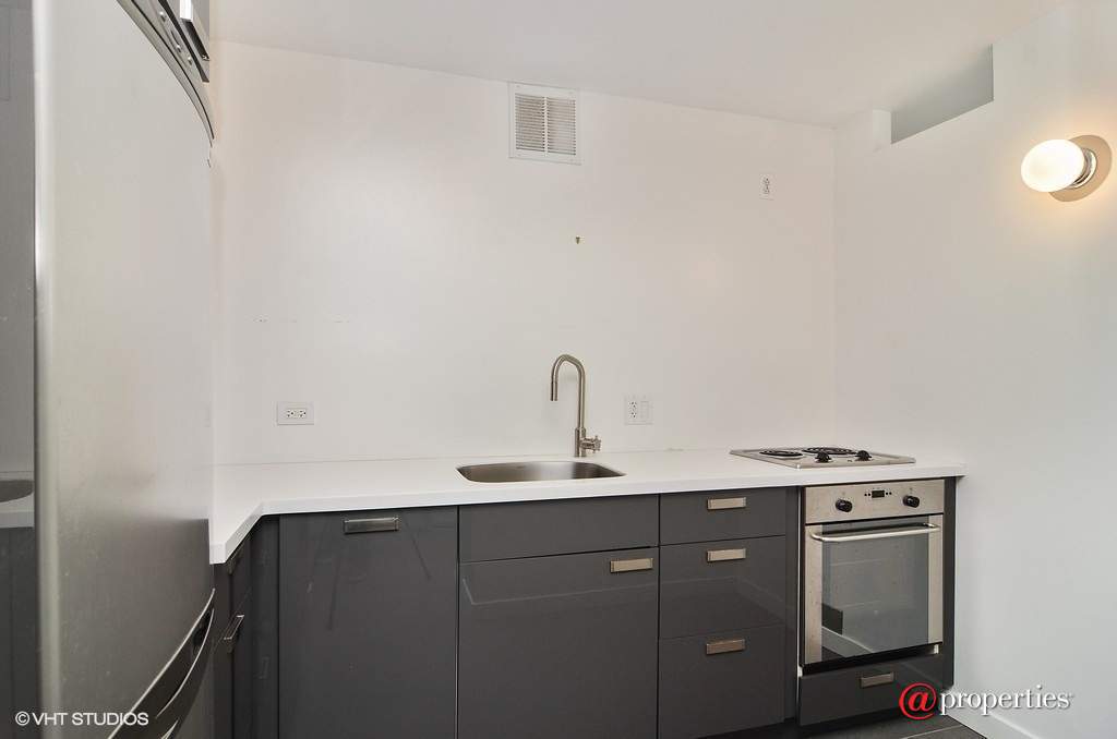 655 W Irving Park Road #2109 Chicago, Illinois 60613 - Kitchen