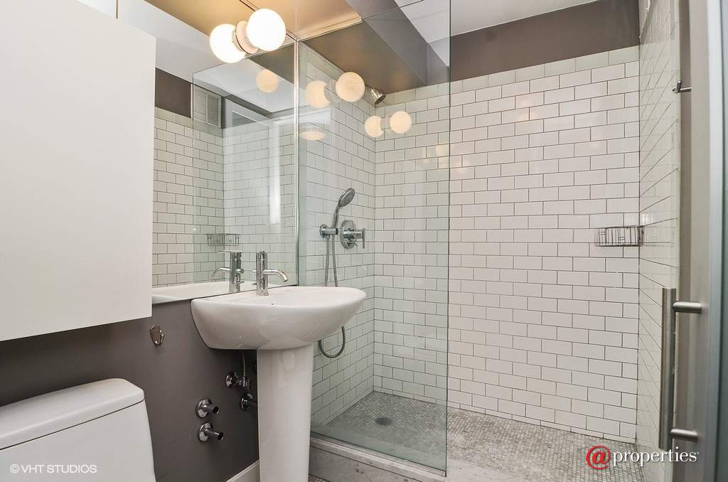 655 W Irving Park Road #2109 Chicago, Illinois 60613 - Bathroom