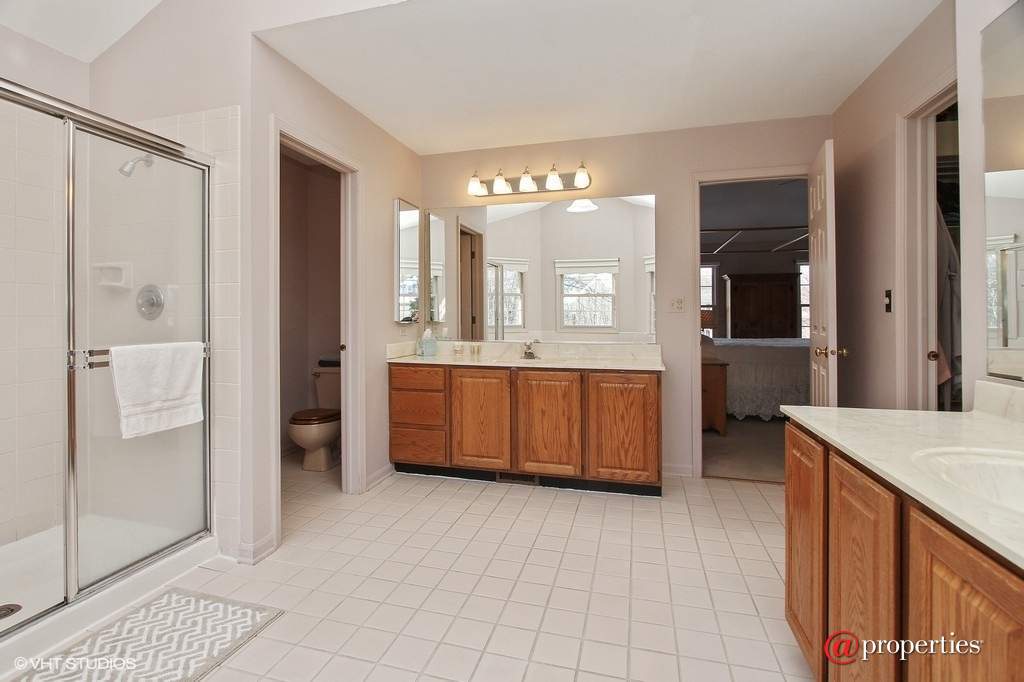 83 S Old Creek Road Vernon Hills, Illinois 60061 - Master Bathroom