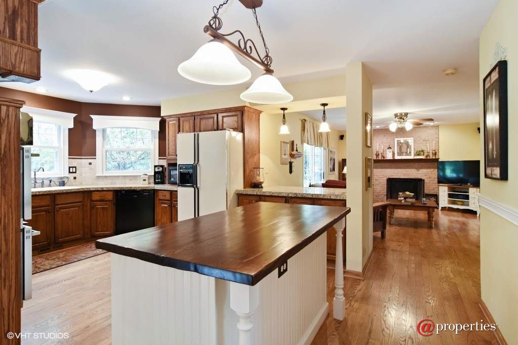 83 S Old Creek Road Vernon Hills, Illinois 60061 - Kitchen
