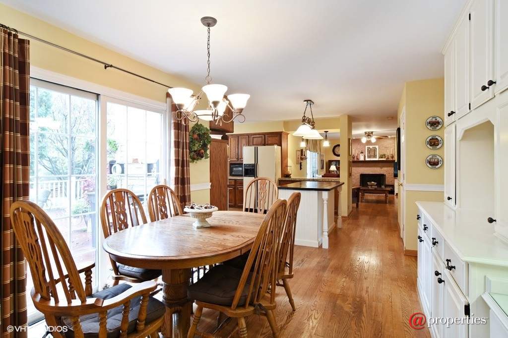 83 S Old Creek Road Vernon Hills, Illinois 60061 - Kitchen / Breakfast Room