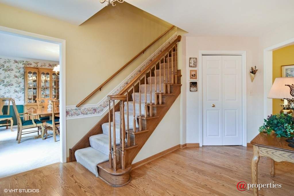 83 S Old Creek Road Vernon Hills, Illinois 60061 - Foyer