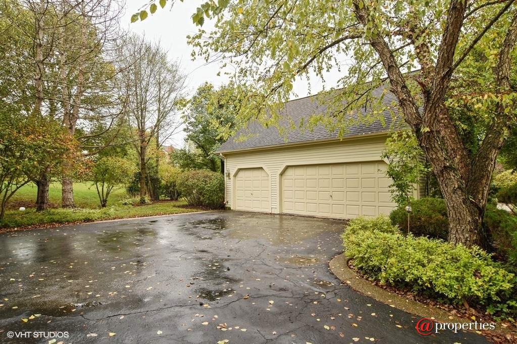 83 S Old Creek Road Vernon Hills, Illinois 60061 - Garage