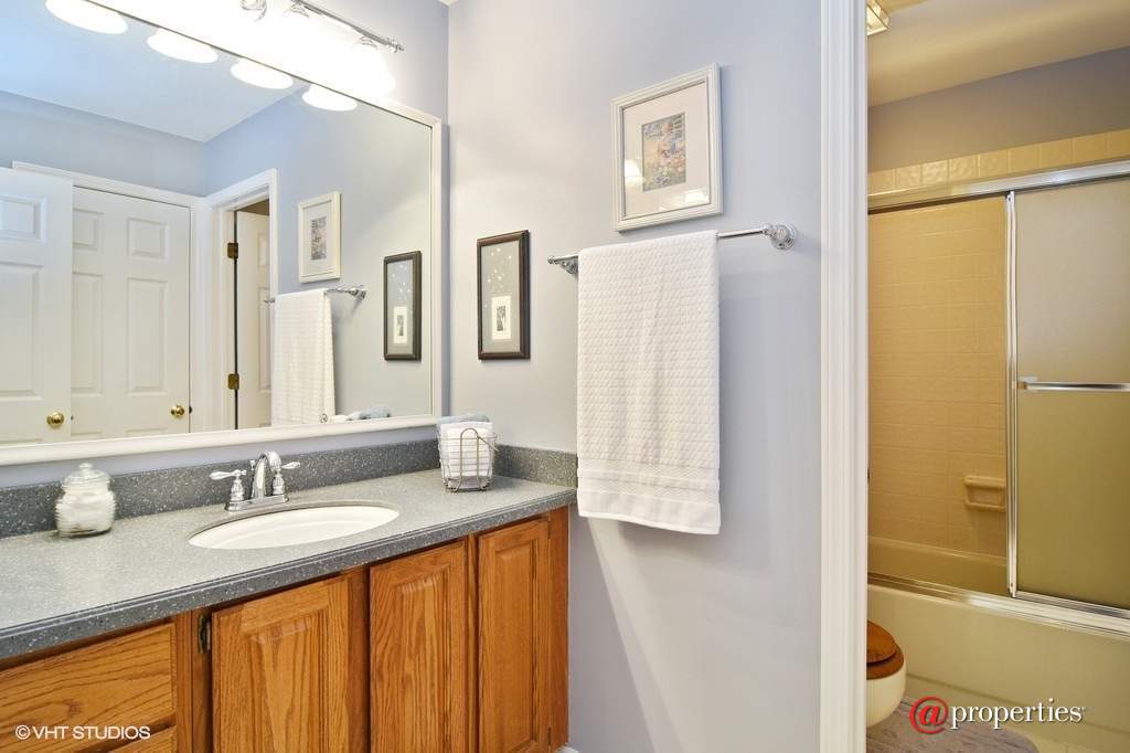 83 S Old Creek Road Vernon Hills, Illinois 60061 - Bathroom
