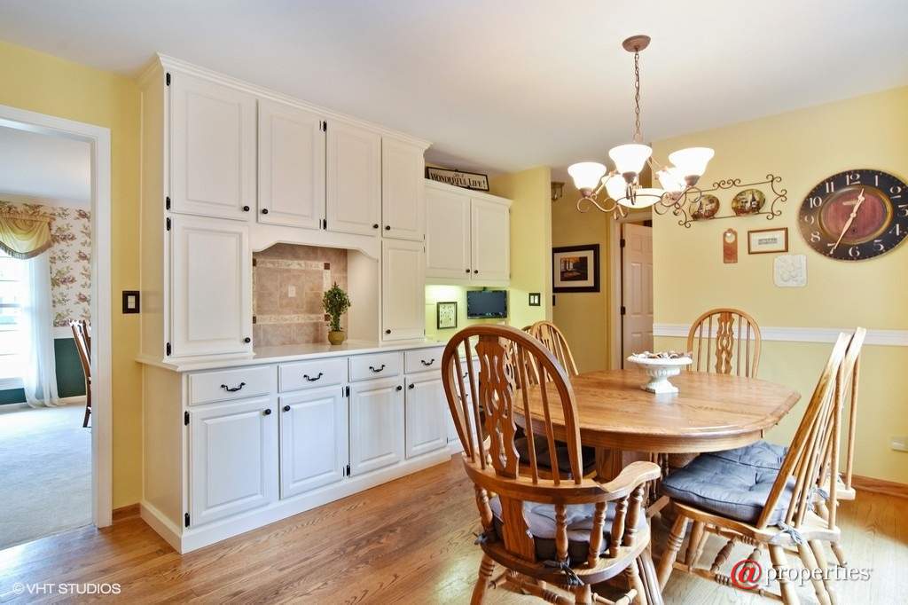 83 S Old Creek Road Vernon Hills, Illinois 60061 - Breakfast Nook