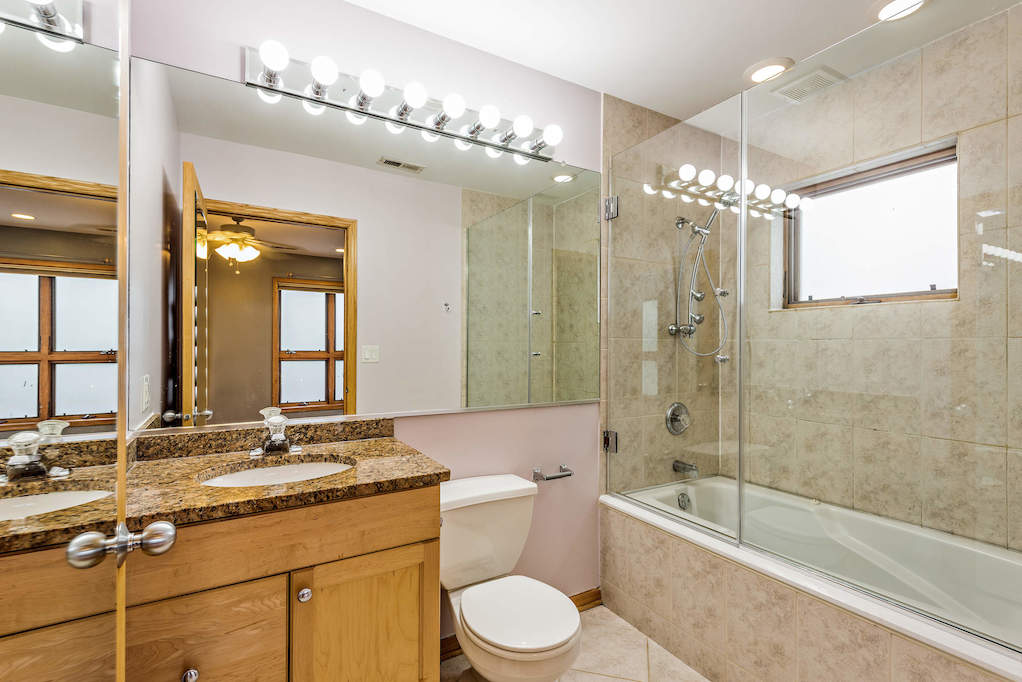 2136 W Monroe Street #104 Chicago, Illinois 60612 - Master Bathroom