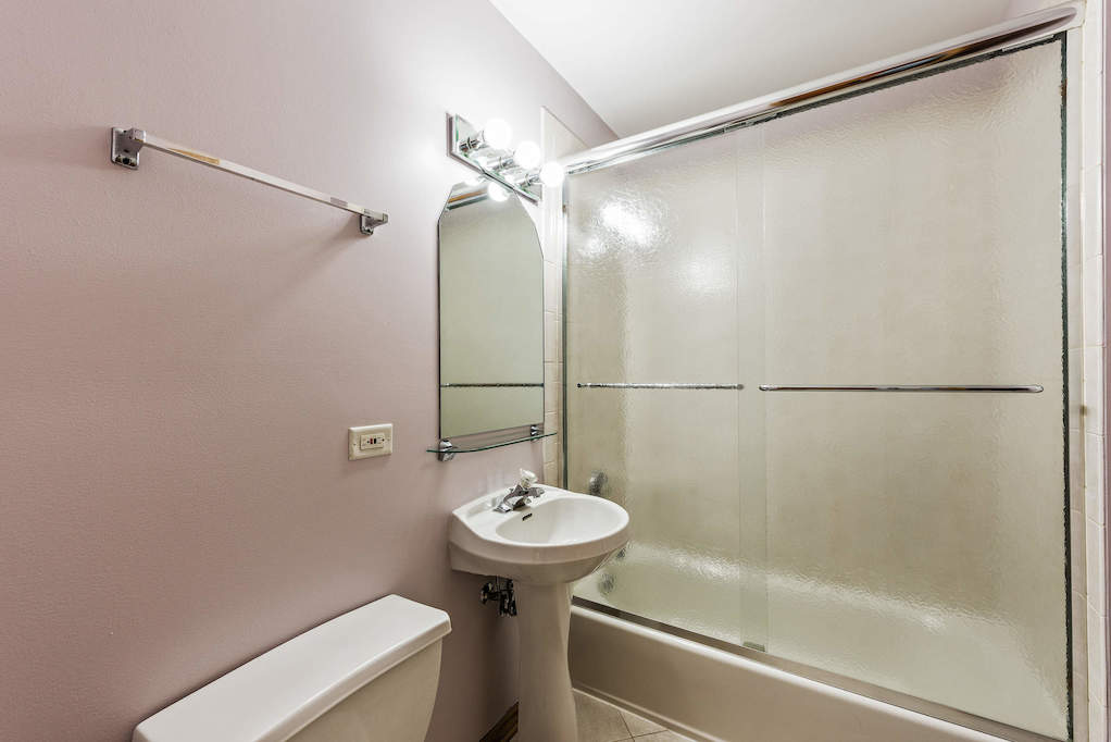 2136 W Monroe Street #104 Chicago, Illinois 60612 - Bathroom