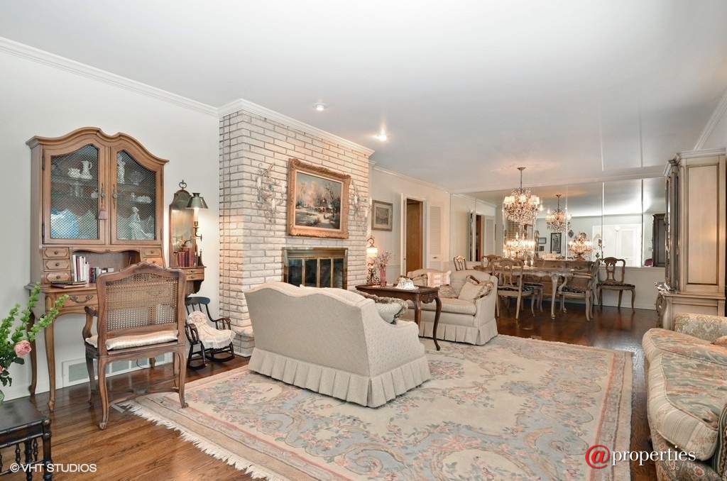 3580 Whirlaway Drive Northbrook, Illinois 60062 - Living Room