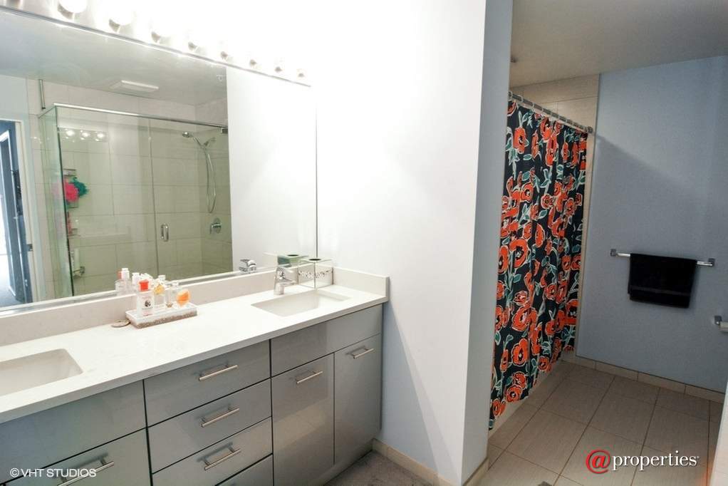 659 W Randolph Street #1803 Chicago, Illinois 60661 - Master Bathroom