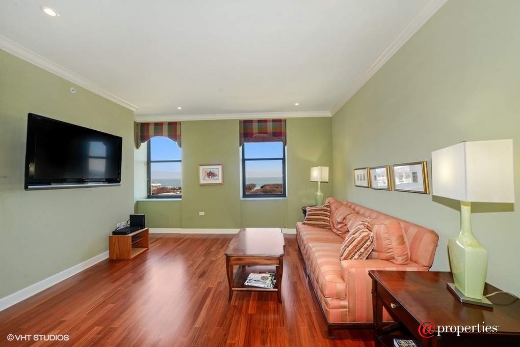310 S Michigan Avenue #1103 Chicago, Illinois 60604 - Living Room